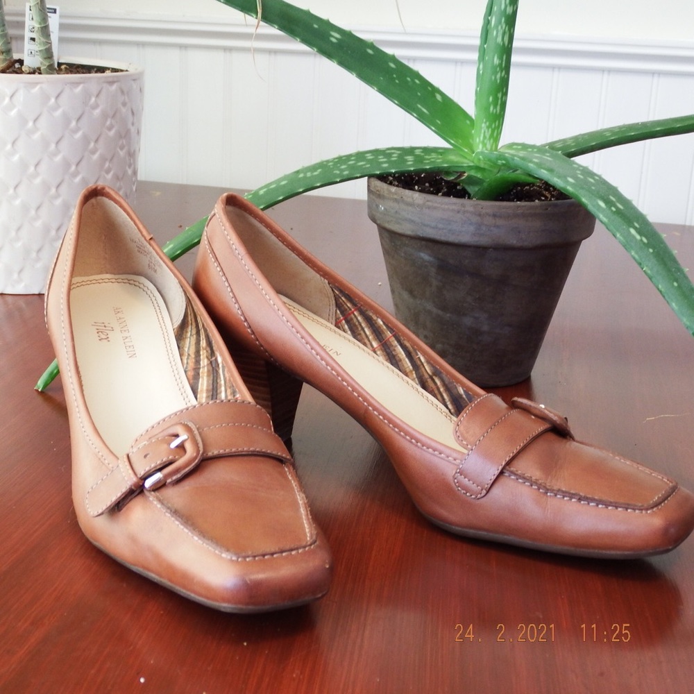 Anne Klein shoes, business